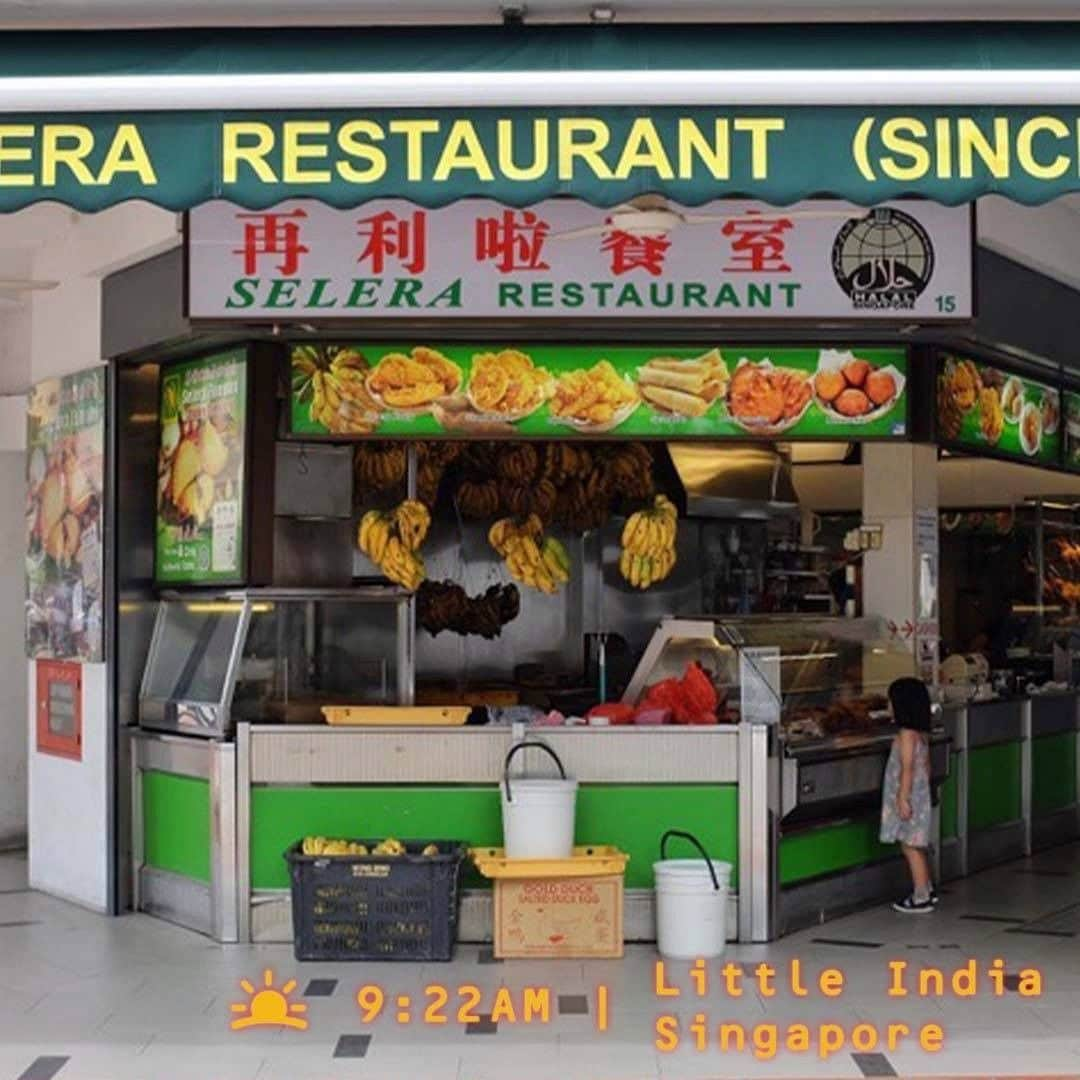 HereNowのインスタグラム：「Snack on Southeast Asian treats like crispy curry puffs and fried bananas at this snack shop  📍：Selera restaurant Curry Puffs（Singapore）  "This shop is nothing flashy, but they make a good curry puff. I went there on a late afternoon one weekend, and there wasn’t much of a crowd and the street was quiet. I ordered a Tie Guanyin to go with the curry puff. I’m a repeat customer at this place." Artist, Aiwei Foo @awfoo  #herenowcity #herenowsingapore #breakfasttime #breakfastideas #brunchtime #brunch #breakfastrecipes #bestfood  #foodstagram #wonderfulplaces #beautifuldestinations #travelholic #travelawesome #traveladdict #igtravel #livefolk #instapassport #optoutside #Singapore #visitsingapore #シンガポール #싱가포르 #싱가포르여행 #싱가폴 #新加坡」