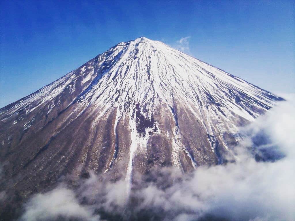 長野智子さんのインスタグラム写真 - (長野智子Instagram)「あけましておめでとうございます🎍  2021年も恒例、私がヘリから撮影した富士山から。  皆さまにとって、そして世界にとって素晴らしい一年でありますように🌟  今年もよろしくお願いします。  #元旦 #2021 #あけおめ #富士山」1月1日 7時58分 - naganotomoko