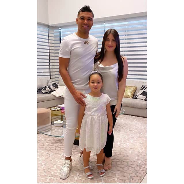アナ・マリア・カゼミーロのインスタグラム：「🎆Feliz Ano Novo!! Bem vindo 2021✨ @casemiro 👨‍👩‍👧‍👦」