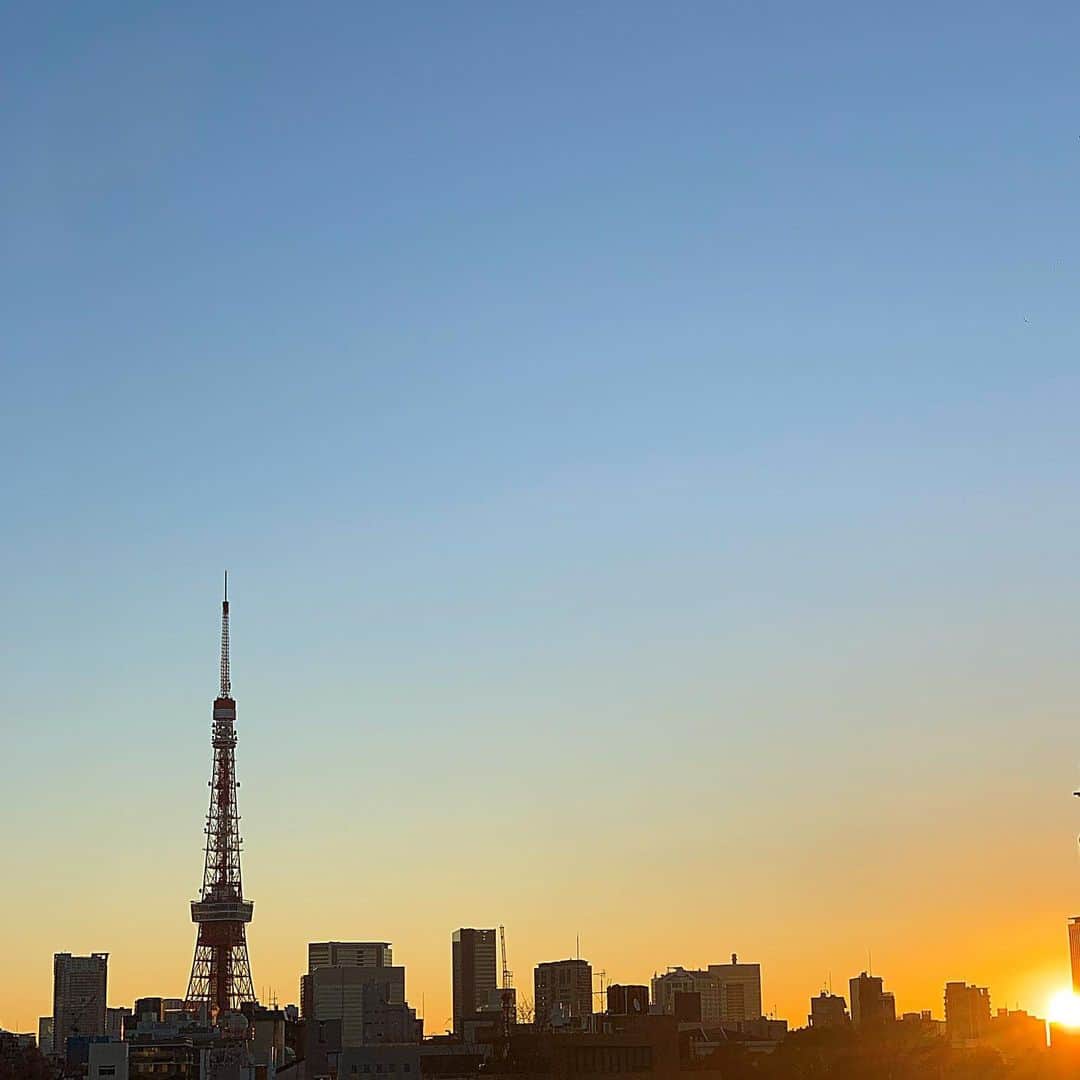 畑中奈緒美のインスタグラム：「・ あけましておめでとうございます🌅 今年もよろしくお願い致します🐄💕 2021年初日の出、東京タワーとテレ朝の隙間からギリギリ見えました😂 直視する事が出来ない程、眩しくて美しかったです✨ 2021年、心身ともに健康で素敵な1年を過ごしましょうね☺️🌿・ ・ ・ #happynewyear #happynewyear2021 #初日の出 #東京タワー #丑年 #🐮」