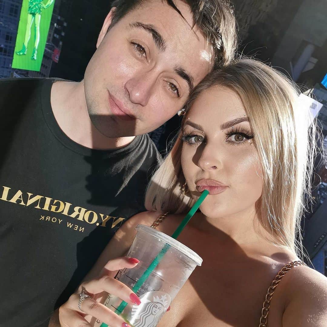 Shannonのインスタグラム：「Happy day of birth 1/1 to my favorite human on the planet 💓 @mooshmooshvlogs I love you so much, thanks for choosing me to do life with 🎂 not long now 👰🏼🤴🏻💍」