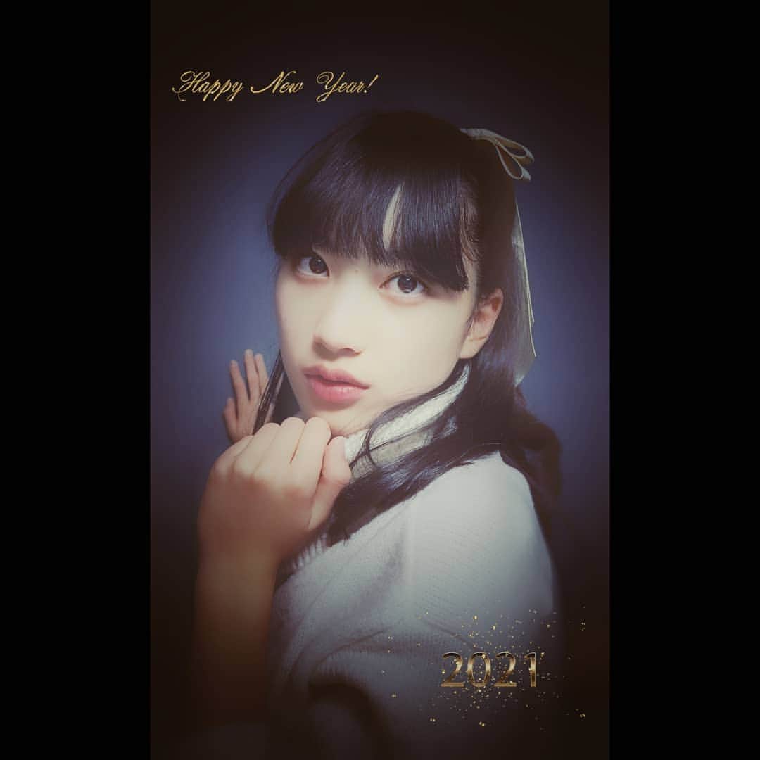 岩脇瑠菜（るなっち）のインスタグラム：「明けましておめでとうおめでとうございます！😄 今年は色んな事にチャレンジしたいです🎶✌️  今年もよろしくお願いします⭐️😊  #プラチナムプロダクション #シブサン #イエロークラス #新年 #明けましておめでとうございます」