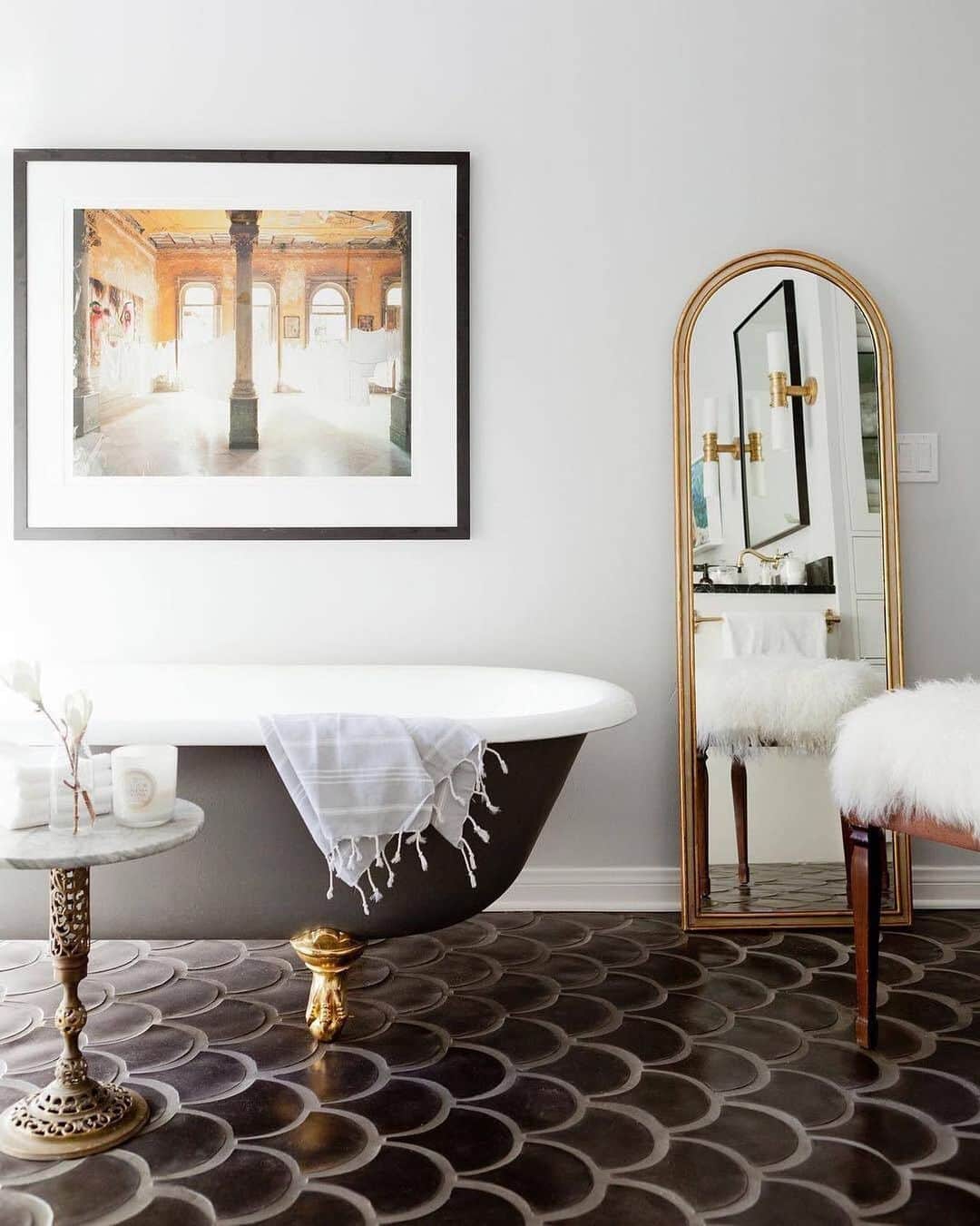 Homepolishのインスタグラム：「We’re ringing in the new year with a glass of champagne (not pictured here) and a bubble bath! 2020 be gone! Also, can we make scalloped tiles a must for all bathrooms in 2021?   Interior design by @rosabeltrandesign.  Photo by @amybartlam.」