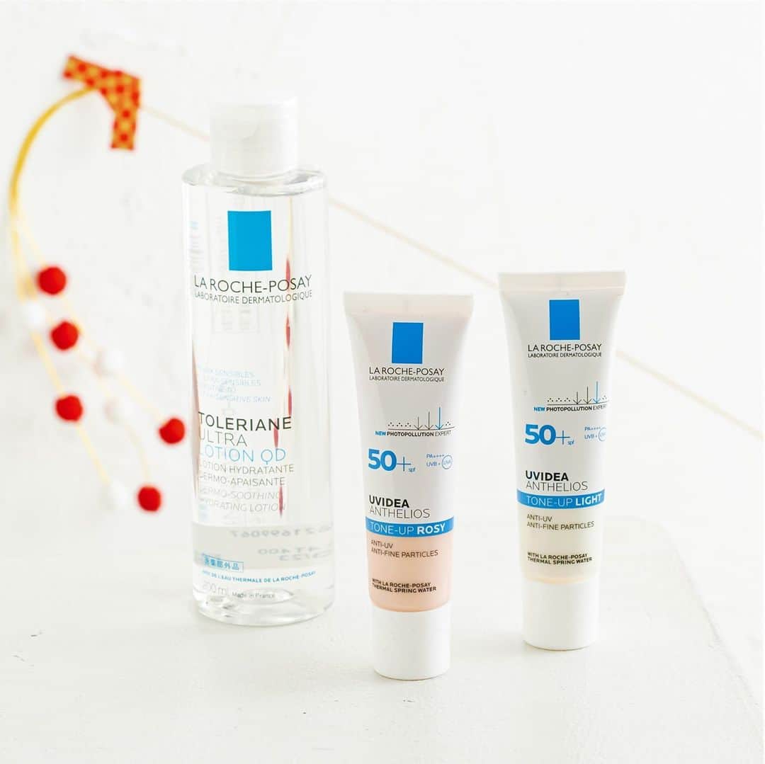 LA ROCHE-POSAY JAPAN ラロッシュポゼのインスタグラム：「＼ HAPPY NEW YEAR 2021 🐮❤︎ ／  新年明けましておめでとうございます。 本年もラロッシュポゼをどうぞよろしくお願い致します。  新しい１年の始まりに、何か新しいことをはじめようと考えている方も、いるのではないでしょうか。 ラ ロッシュ ポゼは引き続き皆さんの、より一層綺麗な肌作りを応援いたします🌿  #トレリアン薬用モイスチャーローション は低刺激設計薬用保湿化粧水。有効成分をはじめとする3種の成分を ラ ロッシュ ポゼ独自のバランスで配合。うるおって透明感のある肌へ導きます✨  #UVイデアXLプロテクショントーンアップ  は気になる肌のエイジングケアを考えたスキンケア成分を新配合。肌を綺麗に魅せるだけでなく、肌をすこやかに保ち、なめらかで輝く肌へと導きます。  本年もよろしくお願いいたします！  UV イデア XL プロテクショントーンアップ ローズ 30mL 3,740円(税込） UVイデア XL プロテクショントーンアップ 30mL 3,740円 (税込) トレリアン 薬用モイスチャーローション 200mL 4,400円(税込)」