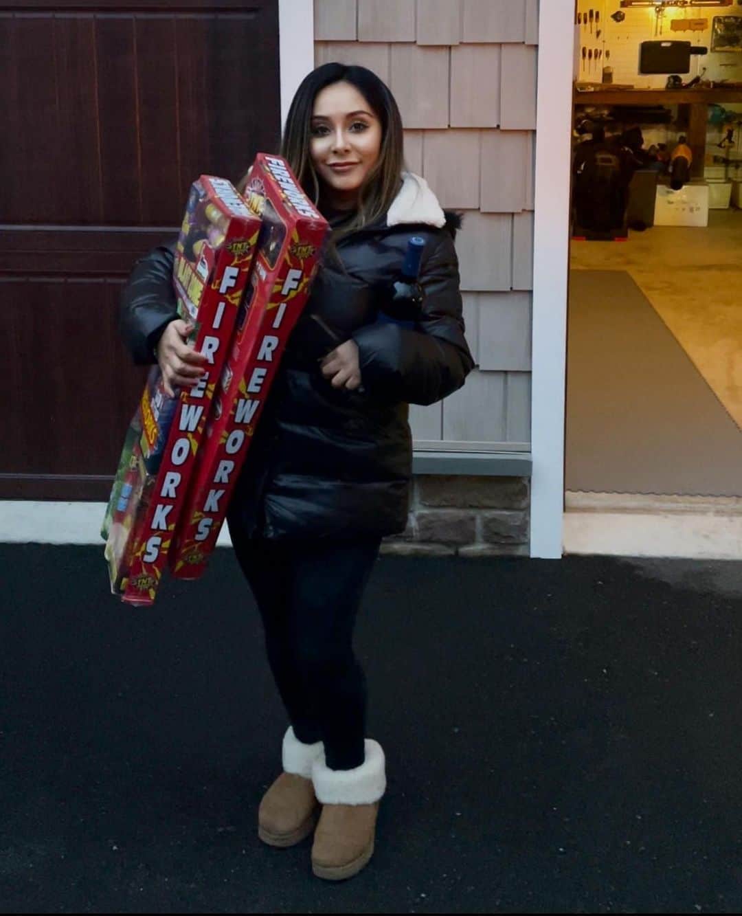 ニコール・ ポリッツィのインスタグラム：「How my last day in 2020 looks like 🍷 🎇 🎆 BYEEEAAAA」