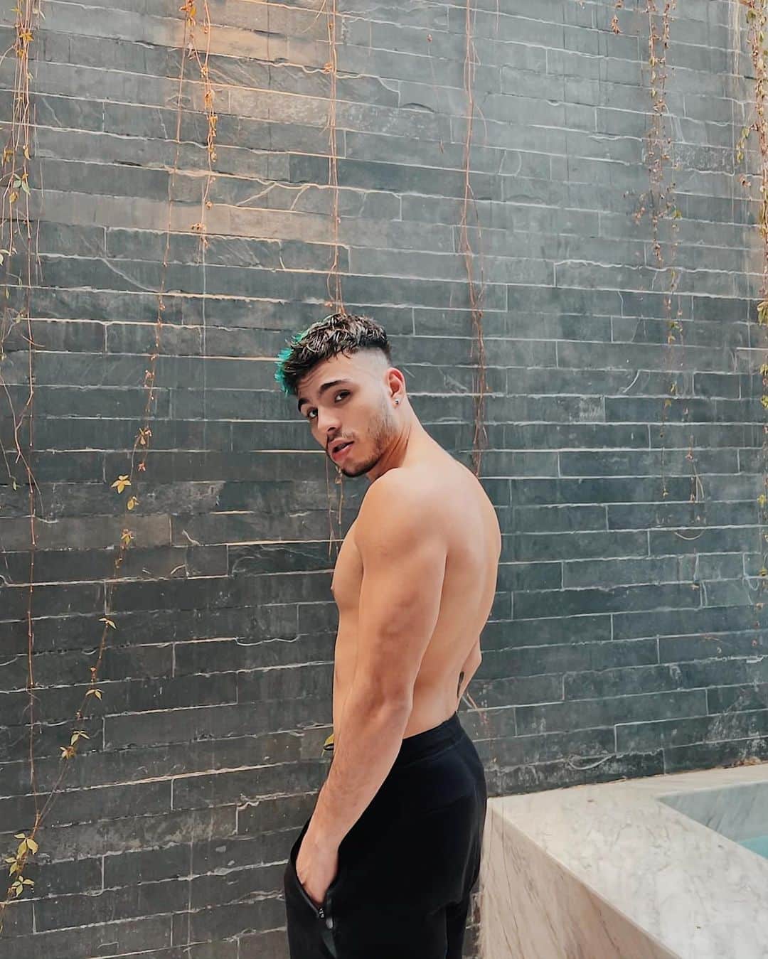 Sebastián Villalobosのインスタグラム：「Gracias 2020. Sin duda alguna, este es un año que sacudió cada fibra de mí. Estar en cuarentena fue un proceso que tuvo varias etapas, donde tuve que enfrentar a mi enemigo más grande, yo mismo. Había pasado demasiado tiempo desde la última vez que analicé mi “yo” interno, lo que no se puede ver, ni tocar.. y definitivamente el estar encerrado, me obsequió a mí mismo, muchos momentos conmigo, en los que dialogué, lloré, me culpé, me perdoné y sané. Desde hace 6 años que dejé mi casa, no había podido compartir tanto tiempo con mi familia, y realmente cada tiempo a su lado, ahora lo agradezco , siento que volví a conocerlos, volví a entenderlos y volví a darme cuenta lo afortunado que soy de tenerlos en mi vida. Hoy, haber vuelto a mí, sin duda fue el camino para volver a lo realmente importante en mi vida, separar mis prioridades y darme cuenta que con pequeñas acciones, puedo hacer feliz a la gente que realmente valora el hecho de que esté vivo para contarlo. Muchos pensarán que estoy loco al decir que este es el mejor año de mi vida, pero lo es... me siento conectado con todo lo que está pasando en mi vida y lo que está apunto de pasar, el 2020 me hizo enfrentarme a los miedos e inseguridades que llevaba años intentando ocultar sin siquiera darme cuenta, y aprendí que soy un ser lleno de errores, pero también lleno de ganas por corregirlos, me despido de un año que estoy seguro que jamás olvidaré y aunque deja cicatrices en mí, cada una es una historia por contar. Si les soy sincero, no sé qué habría sido de mí, de no haber vivido cada proceso que viví en este año, el 2020 fue un dolor necesario. Lamento muchísimo si tú que estás leyendo esto, sufriste alguna perdida o estás pasando un mal momento, quizá si eso está pasando es porque Dios y la energía del universo están tratando de comunicarte algo, ellos no pondrían una situación, que no supieran qué PUEDES SUPERAR. Yo sigo en mi proceso, aceptando mis ansiedades y lidiando con mis momentos de depresión, le enseño a mi EGO que soy mucho más fuerte que él y lo dejo a un lado para que cada vez él se sienta más débil. Estoy ansioso por ver qué enseñanzas trae para mi el 2021 y sea lo que sea, estoy listo.」
