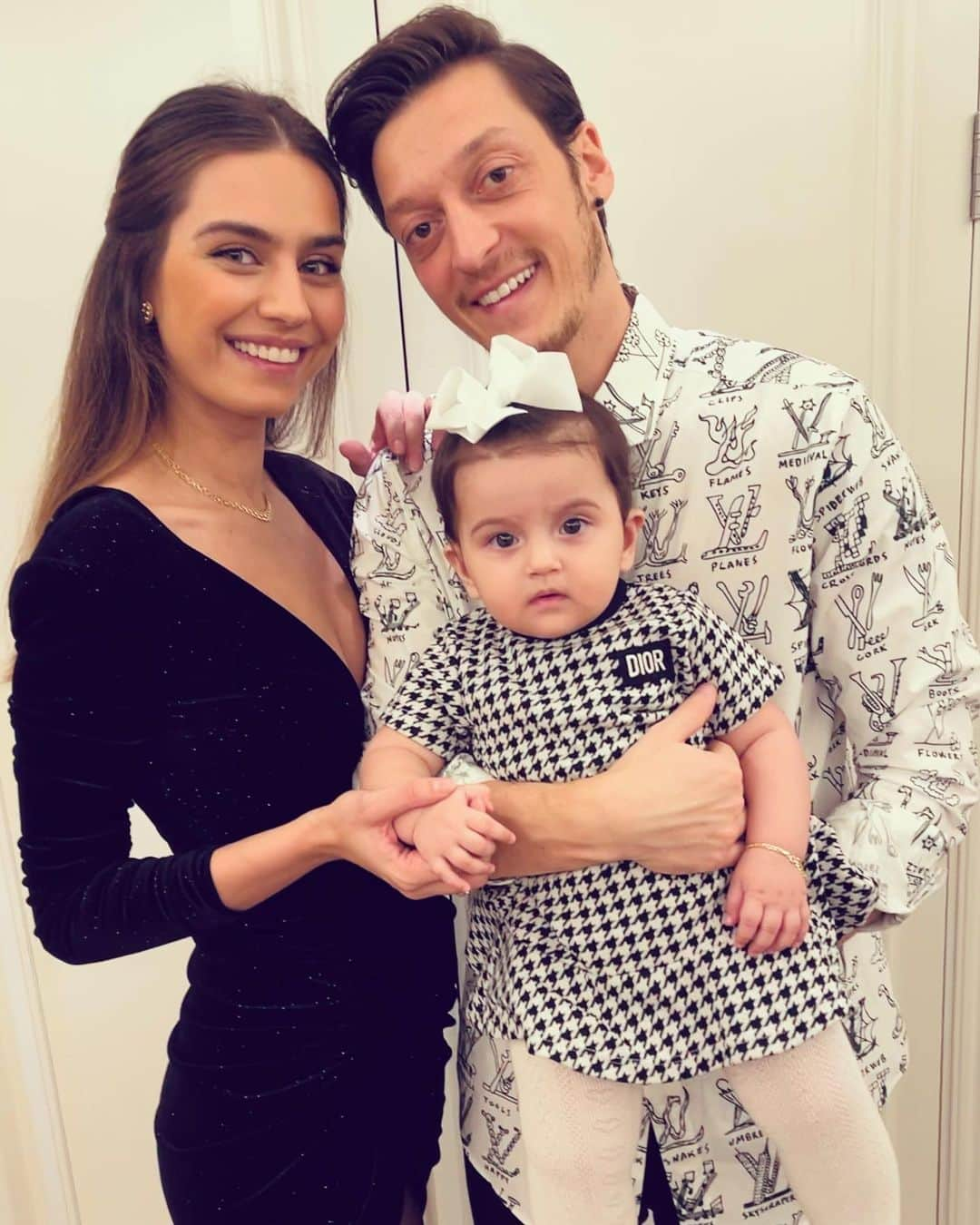 メスト・エジルのインスタグラム：「Yeni yılınızı kutlar huzur , mutluluk ve sağlık getirmesini dileriz🤲🏻🇹🇷👨‍👩‍👧」