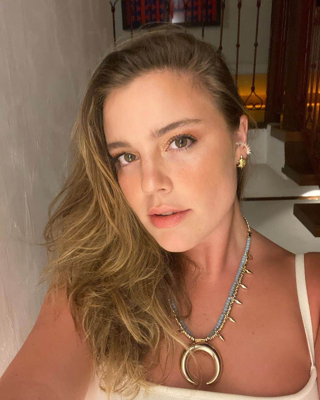 Alice Wegmannのインスタグラム：「um close na casa de @pedrotourinho, que me acolhe todo ano por várias semanas pra me dar amor e me ensinar tanto. sem retrospectivas de 2020 aqui, só jogando energia boa pro ano que vem, desejando dias melhores e vacina para todos. saúde, proteção, criatividade, alegria, fé, confiança, prazer, respeito, prosperidade e fora bolsonaro✨ obrigada por mais um ano de carinho por aqui.」