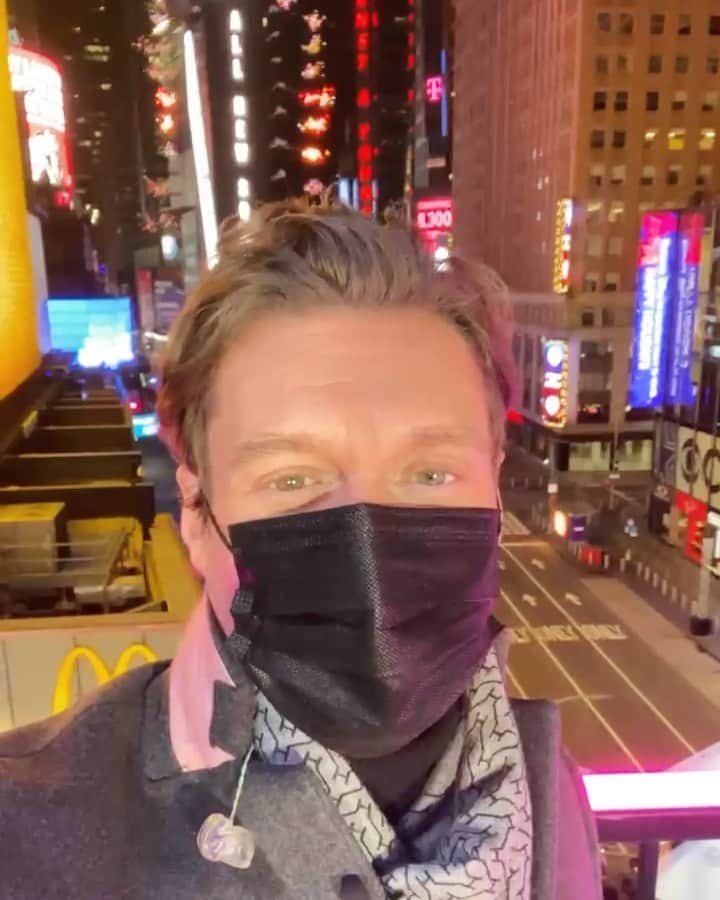 ライアン・シークレストのインスタグラム：「Almost showtime! So excited for you all to see the show but here are the safety protocols we are going to be following this evening. #RockinEve」