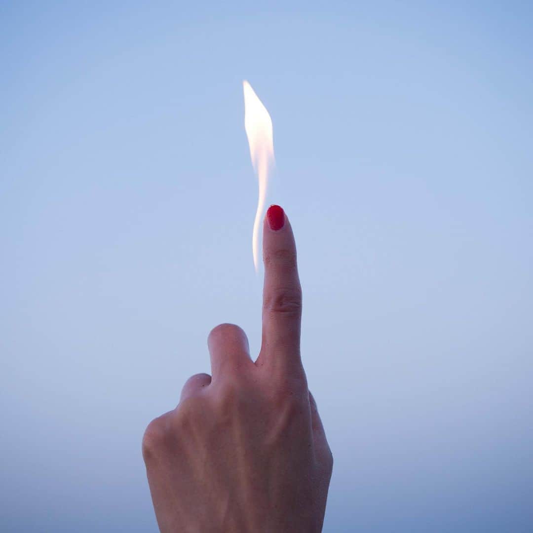 小林エリカのインスタグラム：「謹賀新年。 2021年がよい年になりますように。  The National Art Center, Tokyo ”Image Narratives: Literature in Japanese Contemporary Art“ “She waited” by Erika Kobayashi （2019）  47枚組の〈わたしのトーチ〉1枚ずつご紹介していきます。  聖火リレーの炎、プロメテウスの火。 実際に指に火を灯して撮影しています。  〈わたしのトーチ〉2019, Cプリント 54.9×36.7cm (47枚組)　撮影：野川かさね  My Torch, 2019, C-print 54.9×36.7cm (each, set of 47), Collection of the artist ©Erika Kobayashi Courtesy of Yutaka Kikutake Gallery Photo: Kasane Nogawa  #mytorch #shewaited #nationalartcentertokyo  #erikakobayashi #kasanenogawa  @chic_ykg」