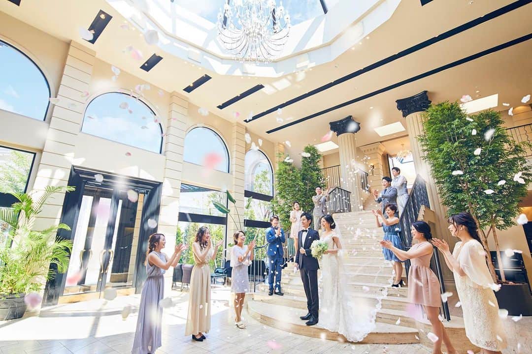 金沢結婚式 ヴィラグランディス金沢のインスタグラム：「💒2021年 NEW YEAR  新年明けましておめでとうございます  旧年中は格別のご愛顧を賜り 厚く御礼申し上げます 本年もより一層のお引き立てのほど 何卒よろしくお願い申し上げます  2020年は新型コロナウイルスの影響の中、皆様より沢山のご支援を賜りましたこと重ねて御礼申し上げます  一日も早い収束を願い スタッフ一同、皆さまに寄り添い 信頼にお応えできるよう努めてまいります  新しい年が皆さまにとってより良い一年となりますように‥  To All Lover‥ 〜 すべての愛しい人たちへ 〜  ❤️2021年　ブライダルフェアは1月2日(土)より❤️ 年に一度のお年玉特典付 BIGフェア開催💝 ブライダルフェアのご予約は プロフィール欄URLより💌」