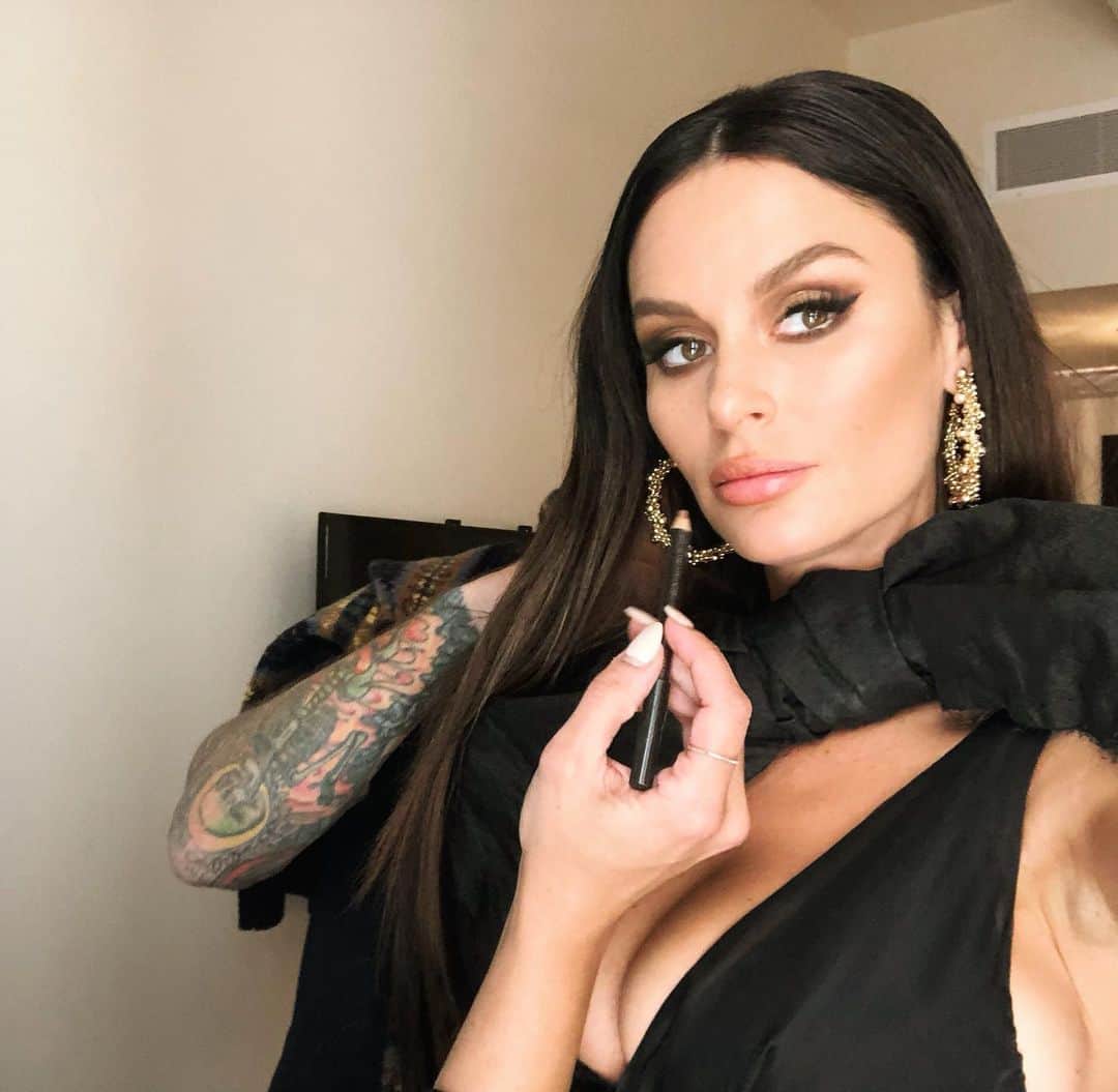 ニコール・トルンフィオのインスタグラム：「Getting ready to go out tonight 💃🏻🕺🏿.... NOT #nye #bye2020 👋🏻 Sending everyone so much love and good vibes, let’s pray we can have a better 2021」