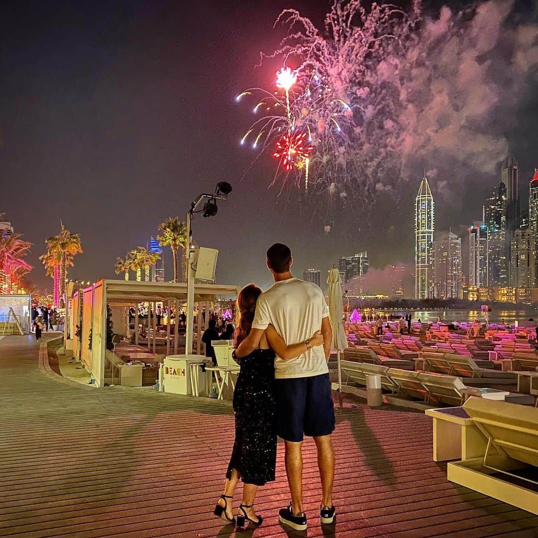 カレン・ハチャノフのインスタグラム：「Happy New Year  everybody🎊🎈🎆  It was a difficult year,but we went through. I wish everyone to stay healthy. That’s the most important right now. Let’s hope that 2021 will be much better!  Как встретишь Новый Год-так его и проведёшь! 🎊🥂🎆Это был тяжелый год,но мы все справились. Желаю всем крепкого здоровья,сейчас это самое главное. Надеюсь,что 2021 будет намного лучше! Всем счастья и добра😘🙏🏻 #HappyNewYear」
