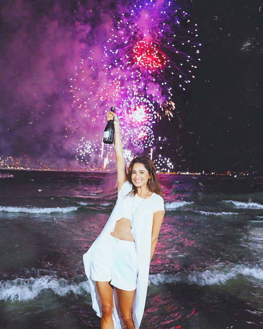 ケリーのインスタグラム：「皆さん、 明けましておめでとう御座います🎉 ・ 昨年は誰もが経験したことのない新型コロナウィルスの パンデミックに見舞われ、世界中の方が大変な状況となり、 不安と大変な年になりました。 ・ ネガティブや、不安や、精神的に辛かった気持ちを 2020年に残して、新たな気持ちで 新年を向か行きましょう🤍🕊 ・ 皆さん、良い一年になりますように 心から願っています😇🙏 ・ 写真は2018年 & 2019年年越し🎉 2020年は自宅🏠 ・ 2020 has been an unpredictable ride through the pandemic, protests and many more difficulties that had made living life quite hard for people across the globe.  But as we are ending this year, we all should accept the fact that with every passing year, one should leave behind the bad memories and mistakes.  ・ So now, as we embrace the upcoming year, 2021,  let us all be positive and cheery with shining spirits and aspirations for the future. We should not let the negative times affect us in looking forward to the future and working hard to achieve our dreams and ambitions.  So, let us all embrace the new year with much-needed hopes and happiness🕊🤍 ・ Sending you all positive energy,love and may 2021  be a year filled with blessings and happiness 😇🙏💙 ・ Pictures from 2018 & 2019 New Years Eve🎉 And 2020 at home🙏 ・ #happynewyear#happy2021 #明けましておめでとうございます#年越し」