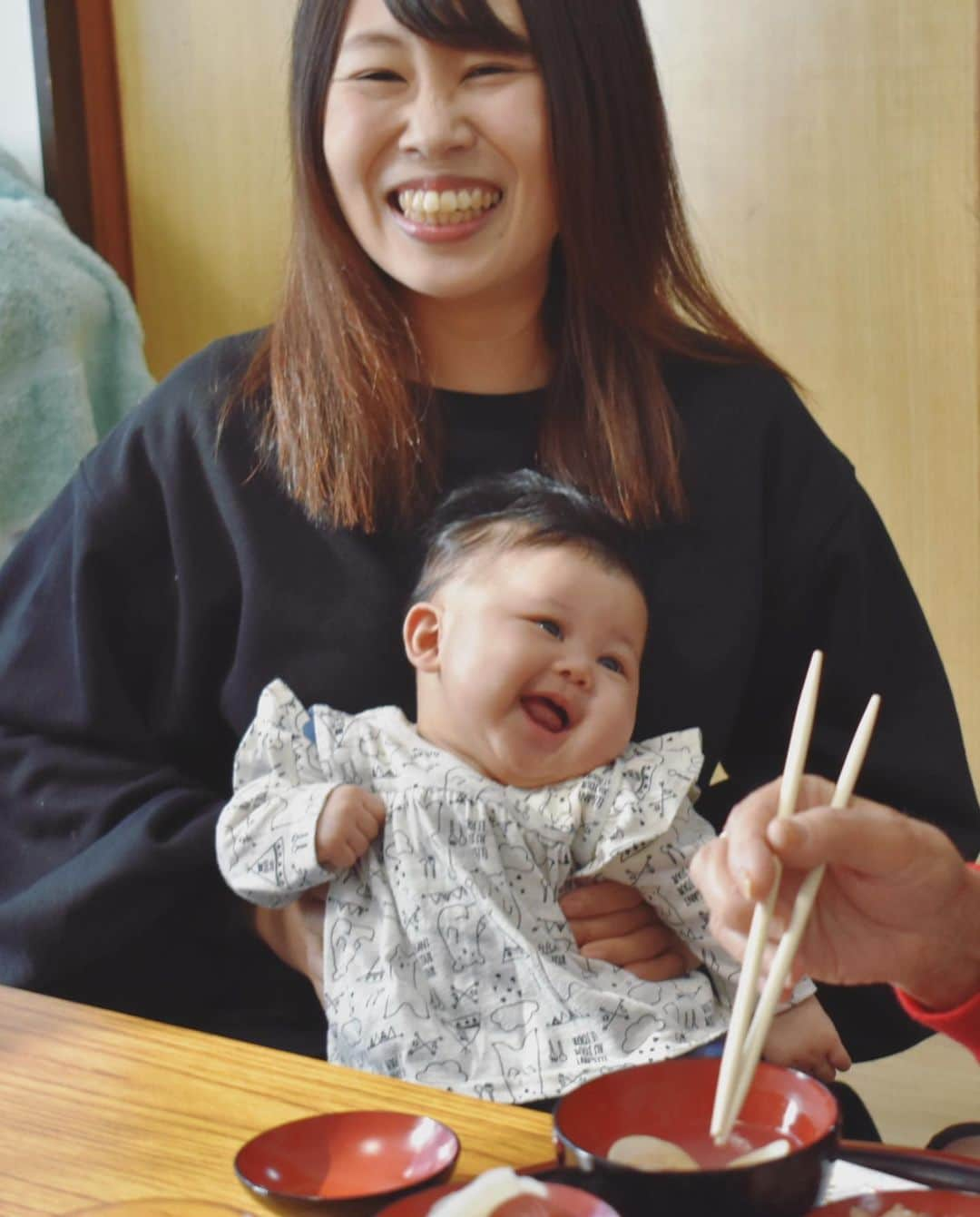 ぽるぽるちゃんさんのインスタグラム写真 - (ぽるぽるちゃんInstagram)「あけましておめでとうございます🎍  みなさまいつも温かいコメント本当にありがとうございます🙇🏻‍♂️ 2021年も笑顔たくさんの楽しい家庭を守れるように頑張りたいと思います🙇🏻‍♂️  本当は昨日の夜にいろいろ振り返った写真とフォロワーさんへの感謝の投稿をしようと思ったのですが、子どもと一緒に寝落ちしました。 申し訳程度に3枚だけ🙇🏻‍♂️🙇🏻‍♂️🙇🏻‍♂️  子ども達が起きてきたので朝ごはんにします、、🙇🏻‍♂️🙇🏻‍♂️🙇🏻‍♂️すみません🙇🏻‍♂️🙇🏻‍♂️🙇🏻‍♂️  本当にいつもありがとうございます🥺」1月1日 8時40分 - poruporuchan