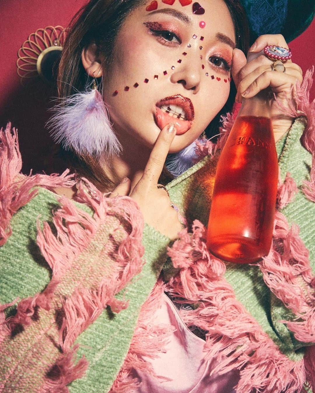 くまみきのインスタグラム：「やっほーあけおめことよろ🥳！﻿ ﻿ 写真はパリピってるけど21時すぎには寝てました笑﻿ ﻿ 去年はコロナはもちろん、歯のことでも色々大変だった1年だったのですが、まぁこんな状態のことなかなか無いなと思ったのでいましか撮れない写真を撮ろう！っていうことで記念に残してもらった写真だよ🤣🧡﻿ 特技はポジティブ変換なので今年も元気にがんばりまーす✌️🧡！﻿ ﻿ みんなもハッピーな年にしていこうね🧡今年もよろしくねーん🥰！﻿ ﻿ Photo @kashii_____k ﻿ Hairmake @madmaker.tokyo @furiiiiiii ﻿ ﻿ #2021 #あけおめ #ahappynewyear #矯正女子 #歯列矯正女子 #矯正 #歯列矯正 #お酒じゃなくてシャンメリー #ポートレート#作品撮り」