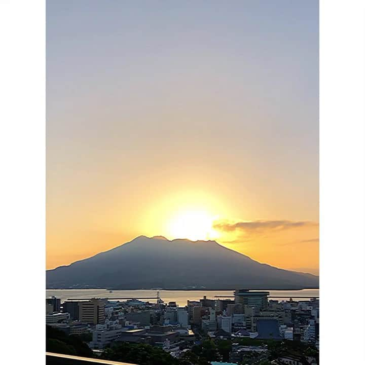 伊藤三巳華のインスタグラム：「🎍謹賀新年🎍 ☀️明けましておめでとうございます☀️  新年はどうか解放される年になりますよう心からお祈り申し上げます🙏✨  お正月は毎年恒例の原稿作業です☺️  神社仏閣が落ち着いた頃にゆっくりお参りするのが恒例です🙏✨  皆さま本年も恙無く、どうぞよろしくお願い申し上げます❣️✨🙇‍♀️」