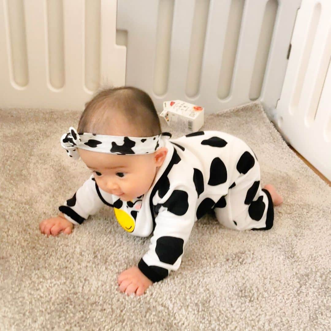 のインスタグラム：「#RELAXX . . 2021年 新年あけましておめでとうございます😄 . 🐮 . 今年もよろしくお願いします❗️ . . 2020年は今年も最高のカタチで仕事納めました👍🏼 . あとはゆっくり休みます💤 . 新年は✂︎6日から営業です😉 . . . #生後197日 #女の子ベビー . . . . #育児記録 #子供のいる暮らし . . #遠山雄也 #ヘアメイク . . ✂︎✂︎✂︎✂︎✂︎✂︎✂︎✂︎✂︎✂︎ RELAXXではスタッフを募集しています ✂︎✂︎✂︎✂︎✂︎✂︎✂︎✂︎✂︎✂︎ #美容師募集 #スタイリスト募集 #アシスタント募集 #ヘアメイク募集」