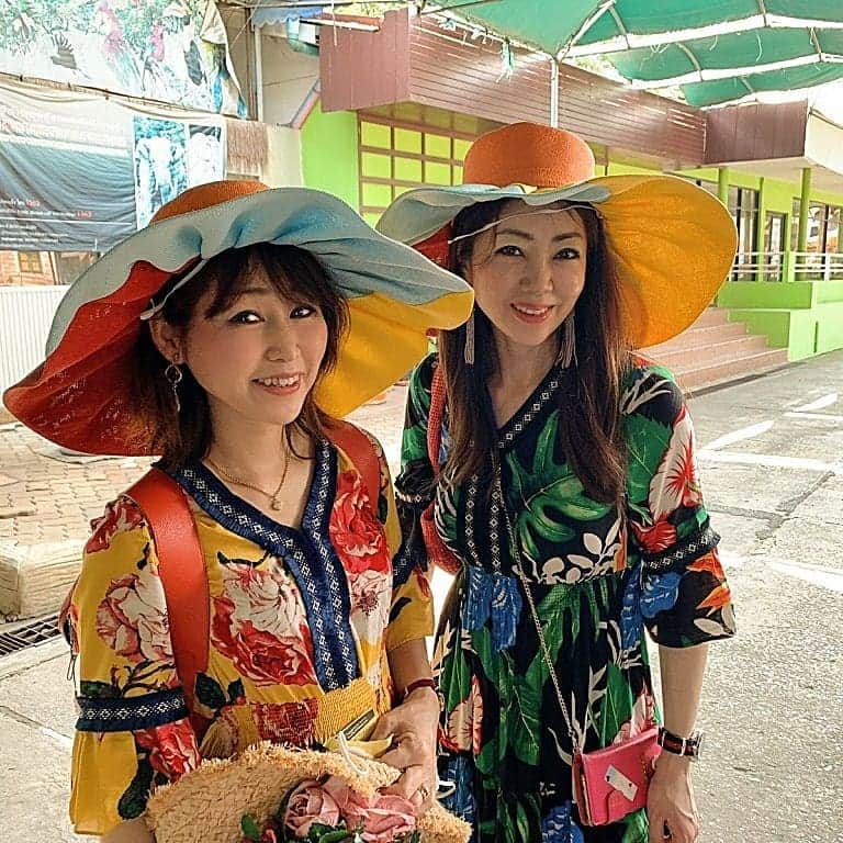 今堀恵理さんのインスタグラム写真 - (今堀恵理Instagram)「明けましておめでとうございます 2021年も宜しくお願いします🙇‍♂️⤵️  昨年は @izumi.hakamata ちゃんとタイに行ったな～😆 アクティブな私に取って海外に行けないのはストレス🤣  また海外旅行に早く行けますように❤️  タイで虎の赤ちゃんにミルクをあげました。像にも🐘のりました 楽しかった  #タイ旅行 #明けましておめでとう #2021年 #明るい未来  #海外旅行大好き」1月1日 8時38分 - eriimahori