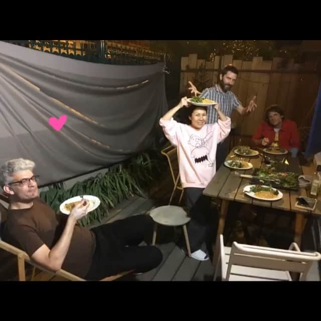 ディアフーフのインスタグラム：「This crazy year is coming to a close and we want to thank everyone for spending some of it with us. It's been 11 months since the band played together or has seen each other in person and it feels unreal since they're my best friends in the whole world. But! We've made it through by staying in touch almost every day and continuing to work on music together constantly. The times that we've been able to connect with all of you with your messages and our online streaming get togethers has really helped us, so thank you! When I joined the band I was struck by how much Greg, Satomi and John focused on connecting w others as one of the main purposes of playing music. Times like this really show how right that is. Hearing that something we did made your life even a tiny bit better that day means more than a pile of awards. We're super energized from this right now, we put out 4 albums this year and you won't have to wait long for more. Thank you for being in our lives! We hope you're all managing as well as you can. ❤️(This pic is from one of our many home cooked band meals on tour last year. We were just talking about how it’s one of the things we miss most)」
