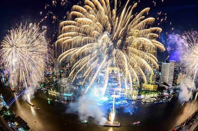 AFP通信さんのインスタグラム写真 - (AFP通信Instagram)「#AFPrepost 📷 @torbalancho - Happy new year from Bangkok!  . . . . .  #2021 #happynewyear #newyear」1月1日 8時50分 - afpphoto