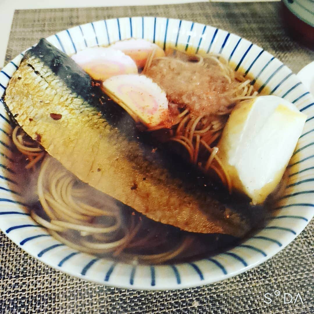 松本隆博のインスタグラム：「。 新年明けましておめでとうございます。昨年は生まれて初めてキツい 一年でした。しかし今年はそれよりも底はない、登るしかない！ と言う事で邁進して参る所存です。 今年も変わらず宜しくお願い申し上げます。  令和三年元日 人生遊歩道 松本隆博  今年のモットー 令和三年匍匐(ほふく)前進  PS: 大晦日の車中泊はあまりに 心地よく23時には眠りに 着くという(~_~)。 なので年越しそばは家で 作り今食べました。。 ね！初日そうそう出遅れる 松本、これが松本隆博だよなー (^○^) 皆さん、良いお年をー」