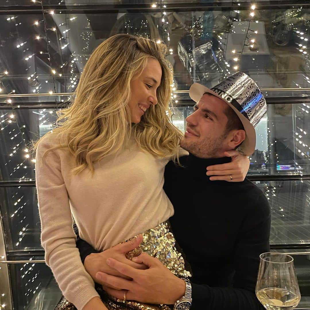 アルバロ・モラタのインスタグラム：「Feliz año! Que de quede atrás el 2020 para olvidar! Salud y felicidad para todos en el nuevo año! ❤️🙌」