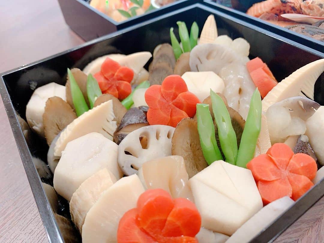 東京ベルエポック製菓調理専門学校さんのインスタグラム写真 - (東京ベルエポック製菓調理専門学校Instagram)「🎍🐄2021🐄🎍  🔴あけまして🔴  ☀️おめでとう☀️ 🔴ございます🔴  今年も東京ベルエポック製菓調理専門学校をどうぞよろしくお願い申し上げます🤲  写真は、調理師科の日本料理の実習で先生が作ったおせち✨✨ 🐮🐄  みなさんは、どんなお正月料理でお過ごしですか❓ #謹賀新年2021」1月1日 8時45分 - belleseika