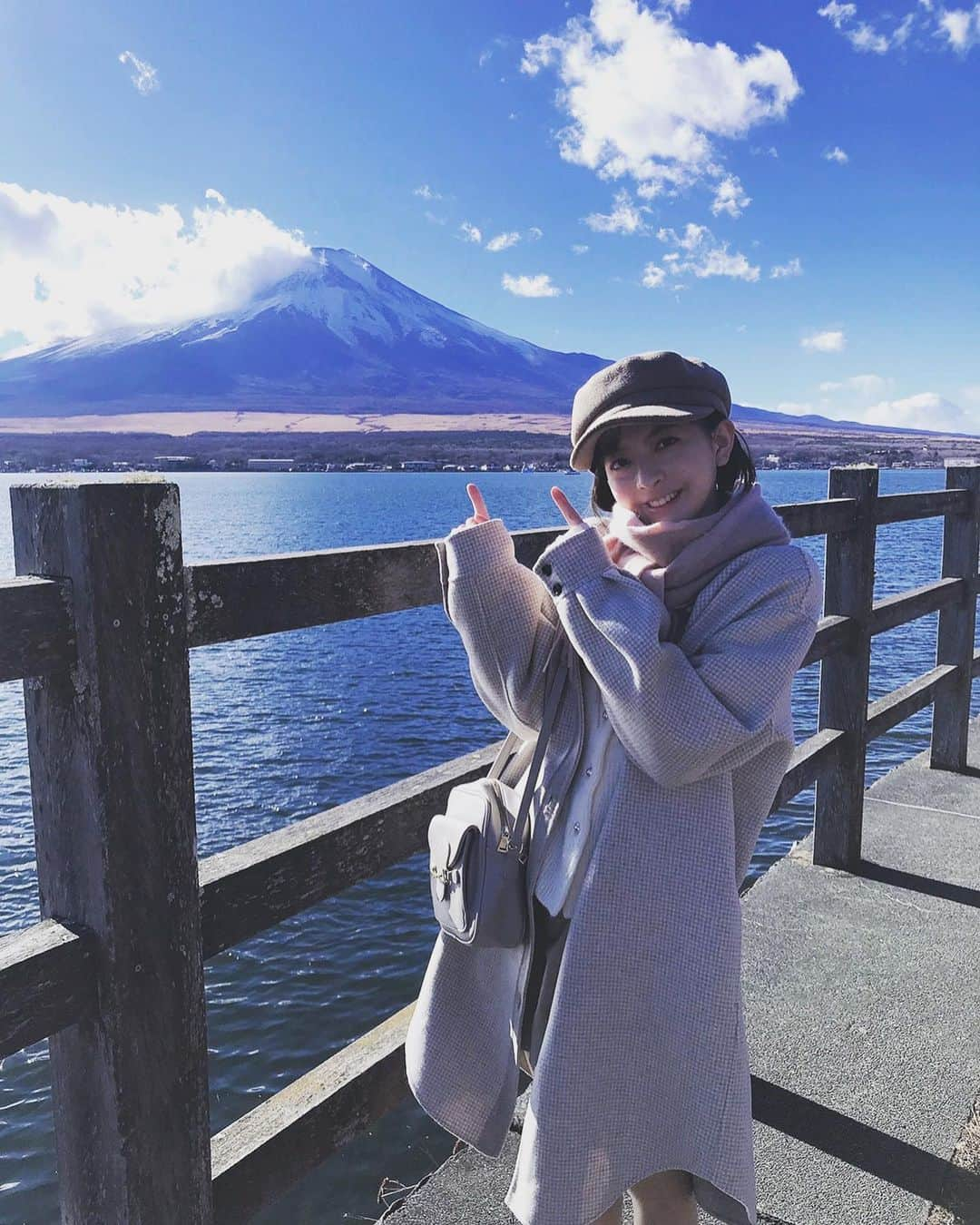 菅原りこさんのインスタグラム写真 - (菅原りこInstagram)「🌅🎍新年 あけまして おめでとうございます🎍🌅  富士山から沢山パワーを頂いて、今年はもっともっと飛躍の年になるように頑張ります❗  2021年もどうぞよろしくお願いします☺️  皆さんにも富士山のパワーが届きますように🙏✨✨✨」1月1日 8時50分 - cherryfairy1123