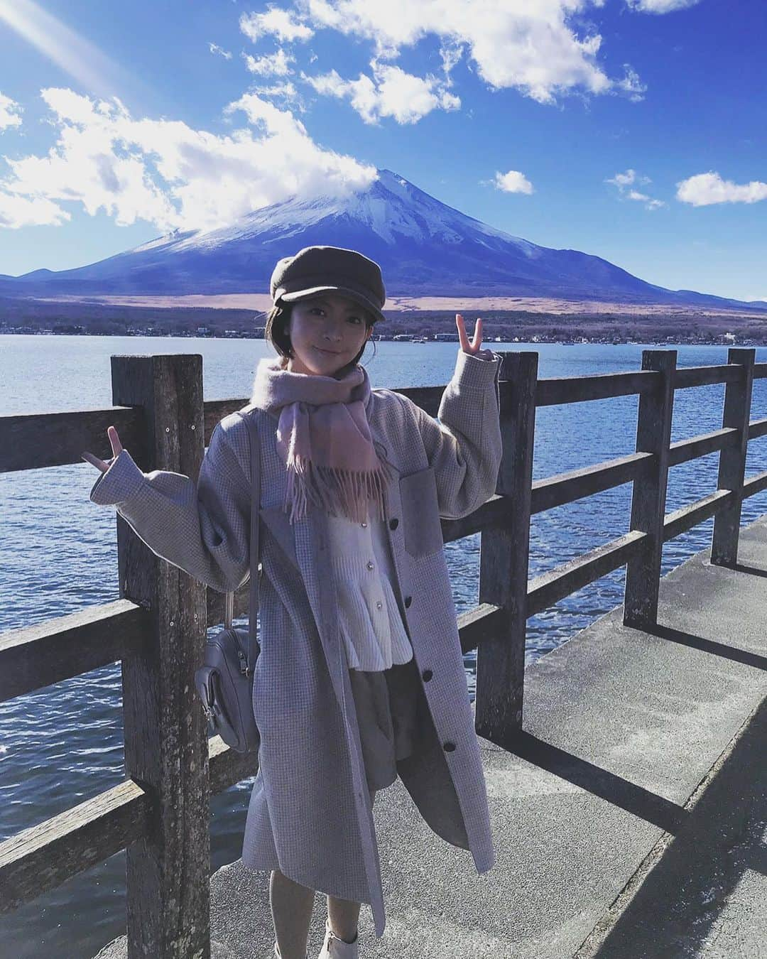 菅原りこさんのインスタグラム写真 - (菅原りこInstagram)「🌅🎍新年 あけまして おめでとうございます🎍🌅  富士山から沢山パワーを頂いて、今年はもっともっと飛躍の年になるように頑張ります❗  2021年もどうぞよろしくお願いします☺️  皆さんにも富士山のパワーが届きますように🙏✨✨✨」1月1日 8時50分 - cherryfairy1123