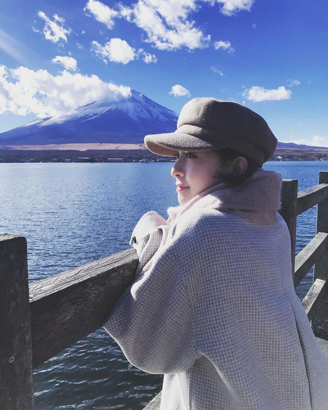 菅原りこさんのインスタグラム写真 - (菅原りこInstagram)「🌅🎍新年 あけまして おめでとうございます🎍🌅  富士山から沢山パワーを頂いて、今年はもっともっと飛躍の年になるように頑張ります❗  2021年もどうぞよろしくお願いします☺️  皆さんにも富士山のパワーが届きますように🙏✨✨✨」1月1日 8時50分 - cherryfairy1123