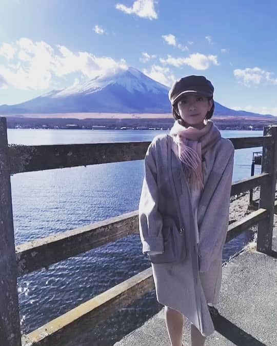 菅原りこのインスタグラム：「🌅🎍新年 あけまして おめでとうございます🎍🌅  富士山から沢山パワーを頂いて、今年はもっともっと飛躍の年になるように頑張ります❗  2021年もどうぞよろしくお願いします☺️  皆さんにも富士山のパワーが届きますように🙏✨✨✨」