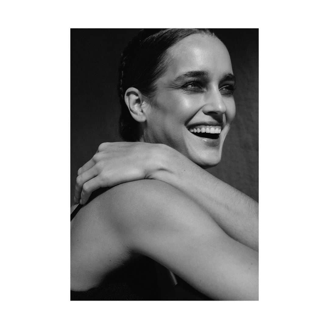 ケイト・ハリソンのインスタグラム：「Welcoming 2021 with a smile. 🤍」