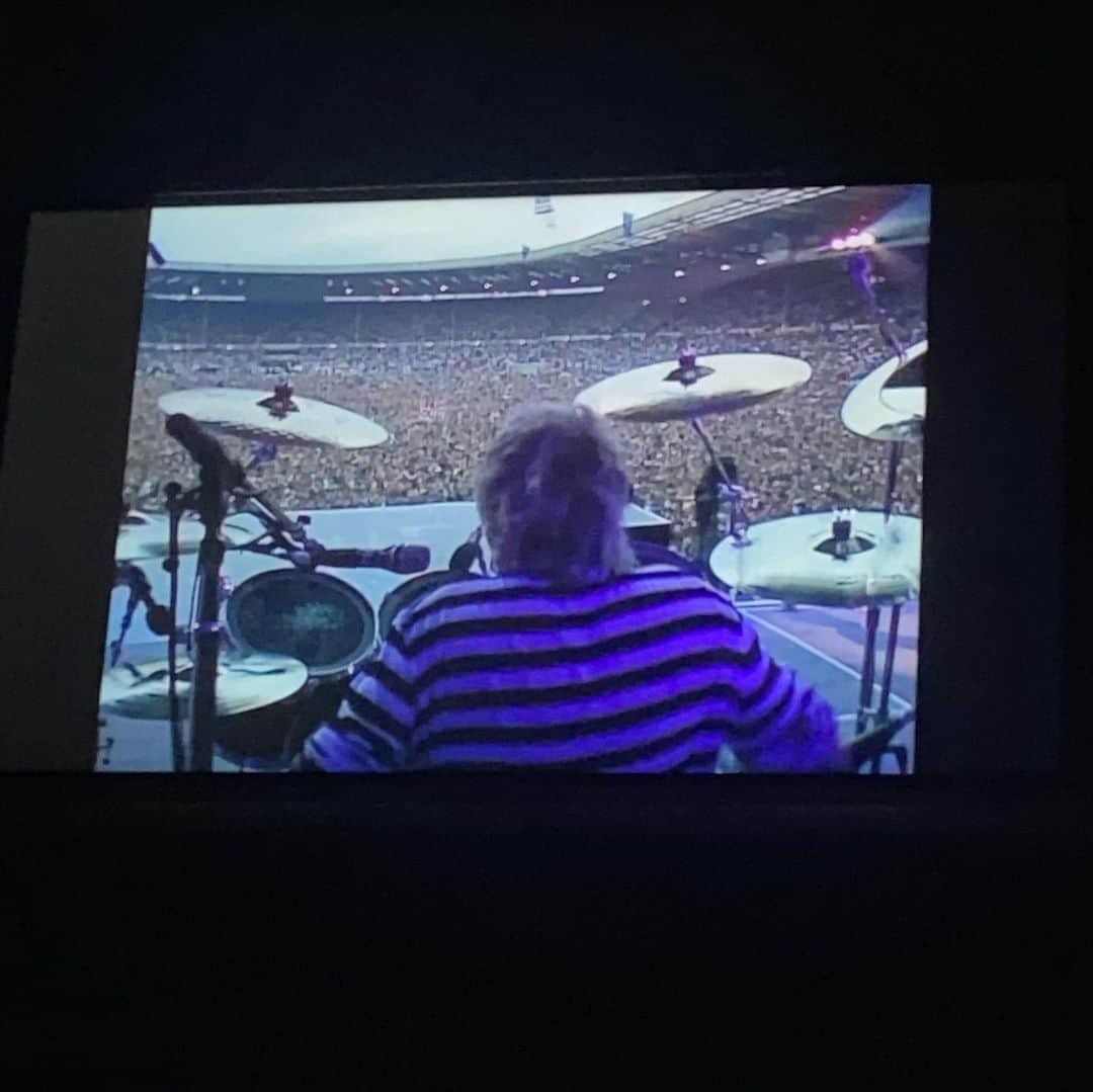 ペトル・チェフさんのインスタグラム写真 - (ペトル・チェフInstagram)「Getting ready for 2021 watching some classic ! @officialqueenmusic at Wembley ! @rogertaylorofficial on fire 🔥🥁」1月1日 8時46分 - petrcech