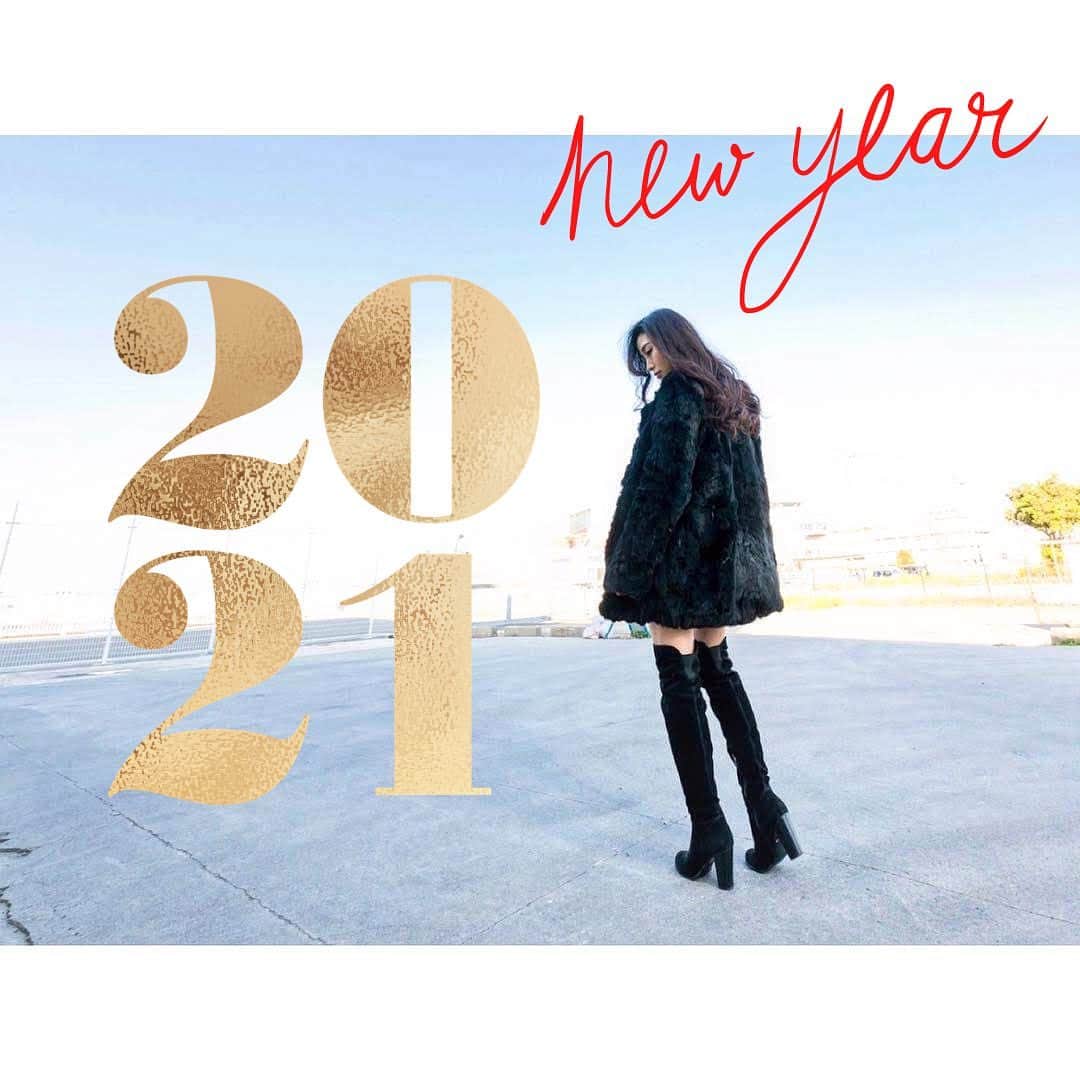 赤嶺紗羅のインスタグラム：「HAPPY NEW YEAR 🎍⛩✨ Thanks 🙏 2020. Hello 👋 2021. 　 新年明けましておめでとう御座います🎉 　 昨年もたくさんの方にお世話になり 感謝の気持ちでいっぱいです✨ 自分自身、変化の1年となりました！ 　 ヨガ🧘‍♀️インストラクターとして サロン💎 @ciel.salon 💎のオーナー、経営者として 本年度は少しずつ🤏成長の1年に していきたいです。変化の後は進化のみ😚 　 皆様がこの1年も幸多き毎日を過ごせますように…🙏 今年も至らぬ所の多い私ではありますが 宜しくお願い致します🥺🤲💓 　 赤嶺紗羅 　 　 　  #diet #fitnessgirl #japanesegirl #outfitoftheday #yoga #japanese #japanesegirl #足痩せ #美脚 #ロングブーツ #ヨガ大阪 #メンズ脱毛 #ホットヨガ #ヨガ #メンズエステ #ヨガインストラクター #痩せる #ボディメイク #全米ヨガアライアンス #美容好きな人と繋がりたい #ヒゲ脱毛 #マツエク #ダイエット #まつ毛美容液 #ビフォーアフター #v3ファンデーション #新年明けましておめでとうございます #2021」