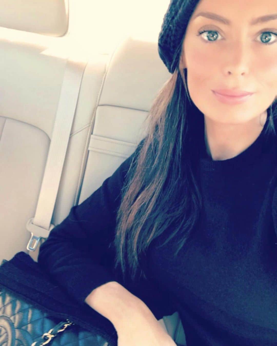 アンナ・ハウスのインスタグラム：「We welcome the new year. Full of new found memories and experiences yet to be written 🦋🦋 love, Yoanna & Alastair #newyear#blessings」