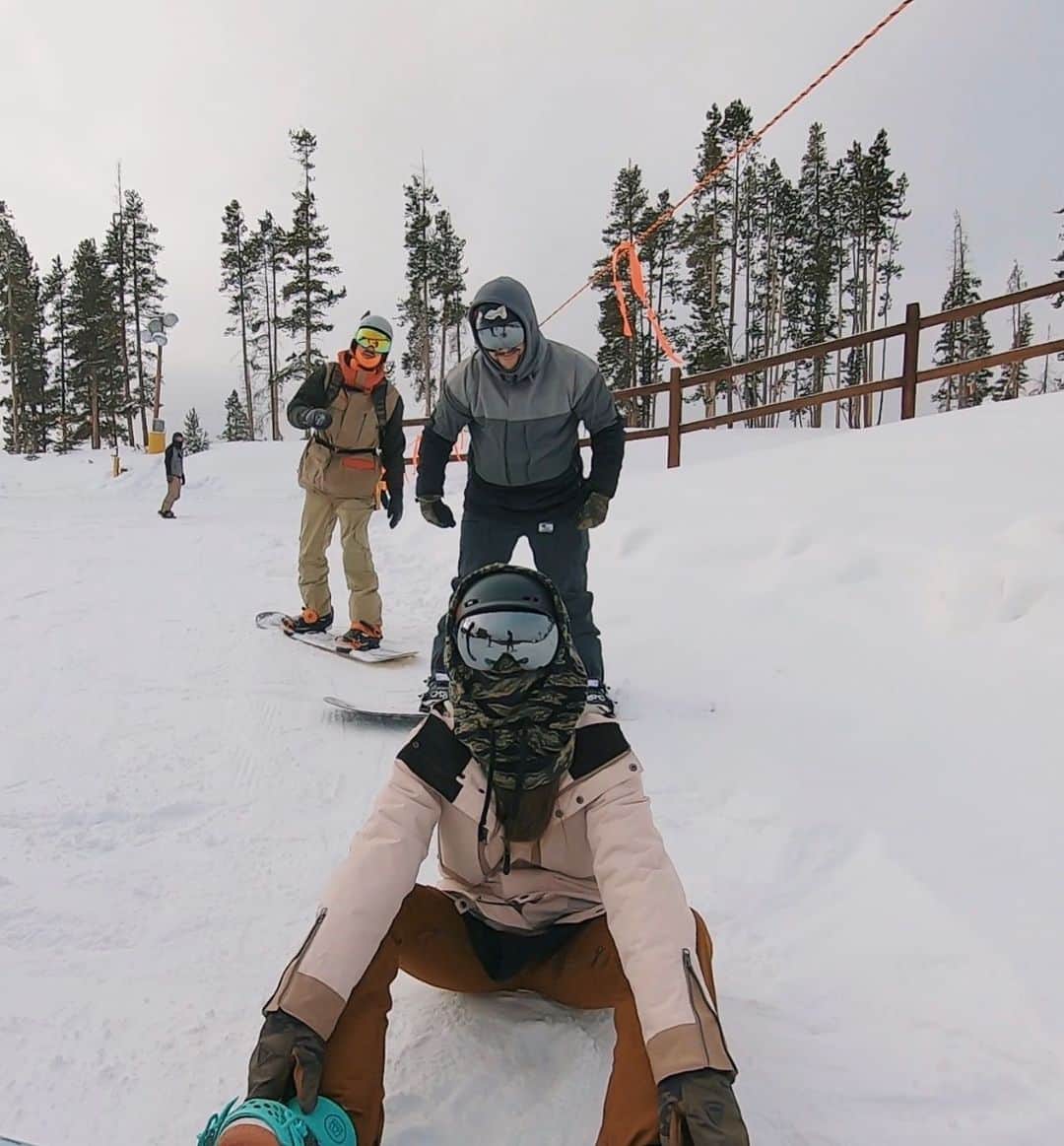 Paige Reillyのインスタグラム：「Best way to end 2020 - on the mountain with some of my favs 🙌🏻❄️ Today I decided to hit some small jumps for the first time since college and it was honestly super fun & I can’t wait to get back tomorrow and keep workin on perfecting it & hitting bigger ones 🚀😂⁣ ⁣ I hope you all have a safe NYE!!! I know this year was tough for everybody, but it’s time for a new year with new opportunities ✨ ok love you bye!!! - Song is ocean by @vicsagemusic ft. Nessly」