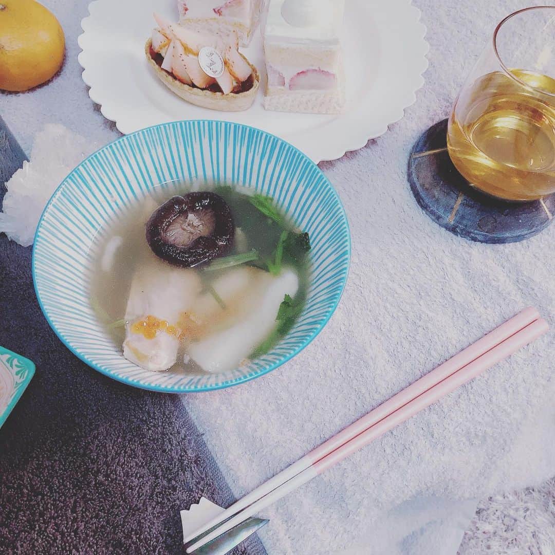 小阪有花（小阪由佳）さんのインスタグラム写真 - (小阪有花（小阪由佳）Instagram)「昨日買った食器でお昼に作りましたお正月メニュー🎍🌅🍶 お雑煮の具材はお餅、椎茸、鮭、ほたて、水菜、いくらです🍲 おにぎりは揚げとゆかりであえた白菜と白胡麻🥬 モンサンクレールの鏡もちのケーキは売り切れでした…🧁😢 リベンジに燃える🔥  #お正月 #お雑煮 #元旦ごはん #モンサンクレール #かがみもちケーキはリベンジしたい🔥」1月1日 19時54分 - kosakayuka0627