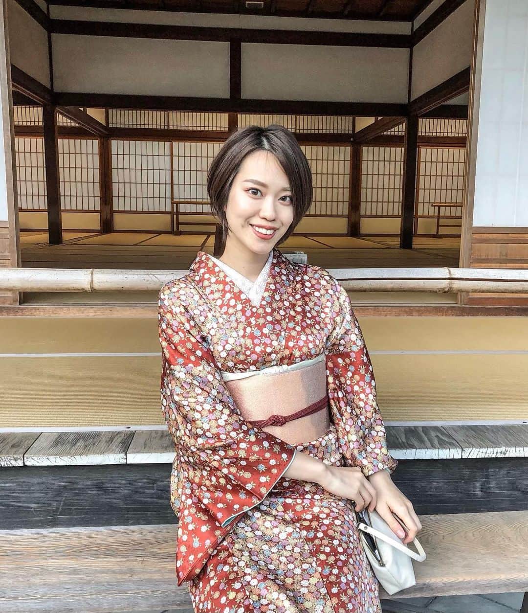 荒川知美(Arakawa Tomomi) のインスタグラム：「.﻿ あけましておめでとうございます🎍✨﻿ ﻿ 昨年は色々と大変な世の中やったけど、﻿ 個人的には一人暮らしを始めたこともあって﻿ 何かと成長できたかなって一年でした😌！﻿ ﻿ でも達成できなかったことも沢山あって﻿ 反省する部分もあったので、今年は﻿ 1日1日を大切にしっかり目標を立てて﻿ 自分なりに努力を惜しまず頑張ろうと思います🔥﻿ ﻿ ﻿ 昨年もYouTubeを見てくれたり、﻿ インスタではDMや質問箱などで反応をくれたりと﻿ 本当にありがとうございました💟﻿ 見てくれてるフォロワーさんがいることは﻿ 当たり前なことじゃない！って思って﻿ 本当に感謝の気持ちでいっぱいです😢✨﻿ ﻿ 今年もよろしくお願いします😽！！﻿ ﻿ #2021 #2021年 #あけめしておめでとうございます #あけおめ #新年 #happynewyear #happynewyear2021」