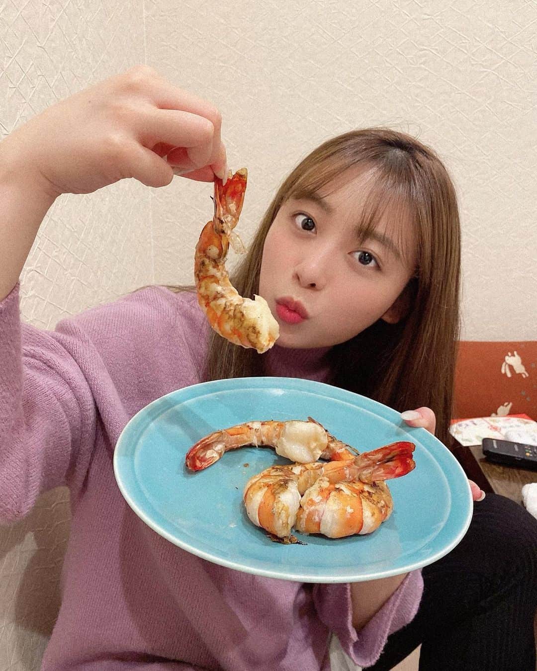 のインスタグラム：「あけましておめでとうございます🥴💗 今年も宜しくお願い致します！ 新年早々おばあちゃんのお店で豪華新年会⭐️海老がデカすぎてやばーいっ！！ 美味しかったー💗💗💗毎年豪華なお食事に家族で過ごせて幸せです👶 お仕事終わりから毎日のように呑みに行ったのでもうすでに疲れてます← #あけましておめでとうございます #新年会 #エビ #海老」