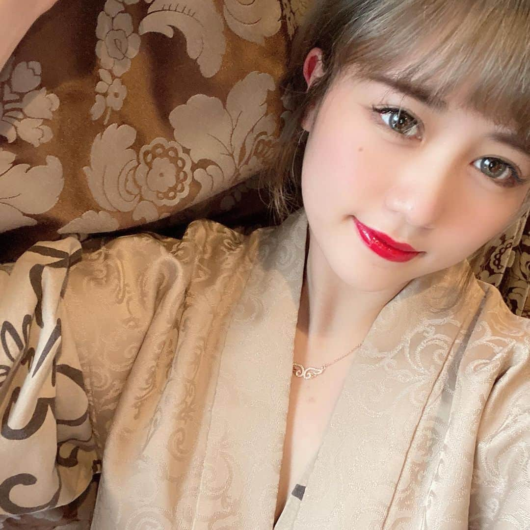 まなさんのインスタグラム写真 - (まなInstagram)「新年あけましておめでとうございます⛩ まなは寝正月で今起きました☺️  今年のプライベートの目標は安定してきたら今よりちょっと広いお家に住んでわんちゃん飼うことです✨  今年も1年間よろしくお願いします✨✨  #お正月#あけましておめでとうございます#今年もよろしくお願いします#着物#新年」1月1日 19時50分 - manachan_1120