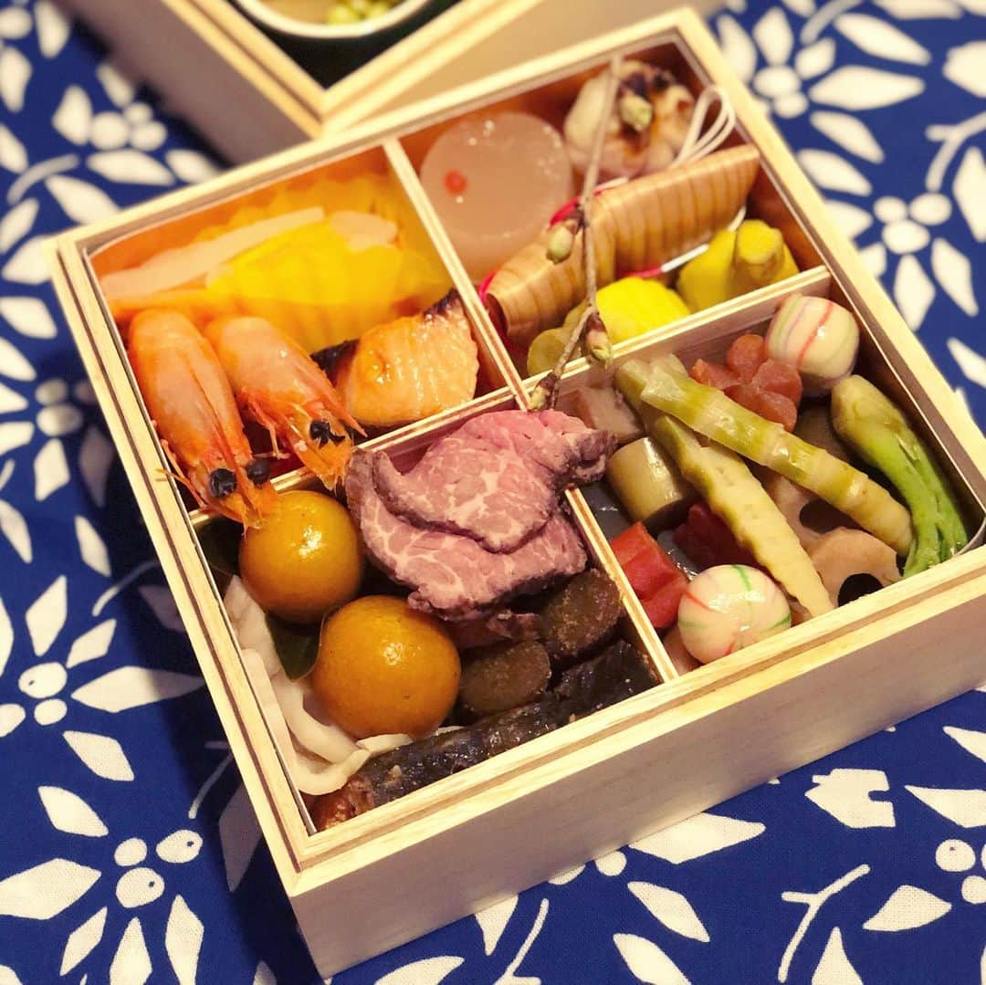 岡田育さんのインスタグラム写真 - (岡田育Instagram)「🎉🎍 Happy New Year! 🎍🎉 Here’s Osechi cuisine boxes to celebrate 2021, delivered from Dewaya, Yamagata Japan. @sansai_dewaya  . There are two different thoughts, to start eating it from New Year’s Eve, or from the morning of New Year’s Day. I was raised with latter but we choose former for his tradition. Instead I do take an initiative for the flavor of Ozouni, dashi soup of New Year’s Day. . あけましておめでとうございます。本年もどうぞよろしくお願いいたします。今年のおせち料理は出羽屋さんのお取り寄せ。大晦日から食べる派の夫のオットー氏（仮名）、紅白観る前から食べ始めててもうだいぶ跡形もない。」1月1日 19時52分 - okadaic