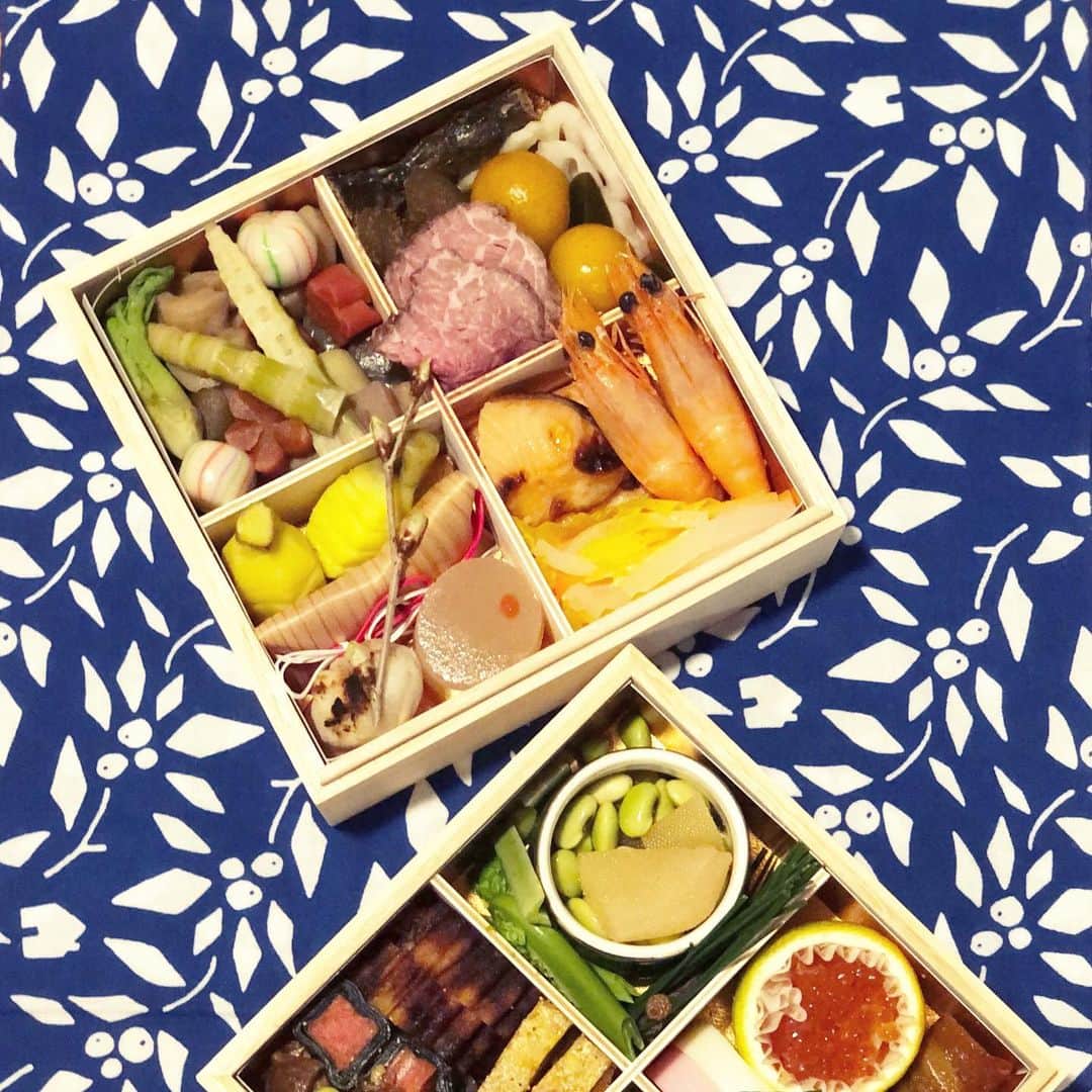 岡田育のインスタグラム：「🎉🎍 Happy New Year! 🎍🎉 Here’s Osechi cuisine boxes to celebrate 2021, delivered from Dewaya, Yamagata Japan. @sansai_dewaya  . There are two different thoughts, to start eating it from New Year’s Eve, or from the morning of New Year’s Day. I was raised with latter but we choose former for his tradition. Instead I do take an initiative for the flavor of Ozouni, dashi soup of New Year’s Day. . あけましておめでとうございます。本年もどうぞよろしくお願いいたします。今年のおせち料理は出羽屋さんのお取り寄せ。大晦日から食べる派の夫のオットー氏（仮名）、紅白観る前から食べ始めててもうだいぶ跡形もない。」