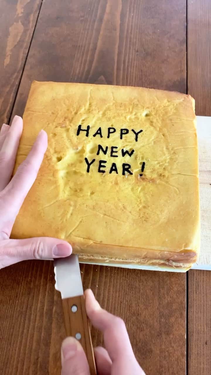 のインスタグラム：「. Happy New Year❗️2021✨ . 今年の初イラストパン♩ . #イラストパン #konel #bread  #happynewyear #2021」