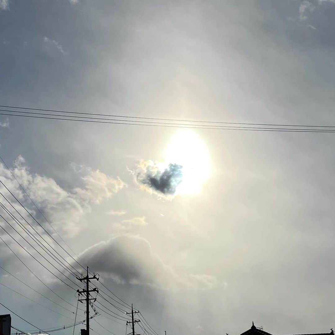 川本睦子さんのインスタグラム写真 - (川本睦子Instagram)「あけましておめでとうございます🎍 氏神様に初詣に行った帰りに、なんか気になって空の写真を撮ったら、ハートに見える雲が撮れました❤️ 皆々様の2021年が健康で良きものでありますように。  神社も大変で、御手水の前に消毒ってなんだかびっくりしましたが。 早く収まってほしいねえ。  #初詣 #今年もよろしくお願いします #❤️ #おみくじ #何年かぶりの大吉 #なんでもトライしたらいいそうです #やってみよー」1月1日 19時52分 - muzco