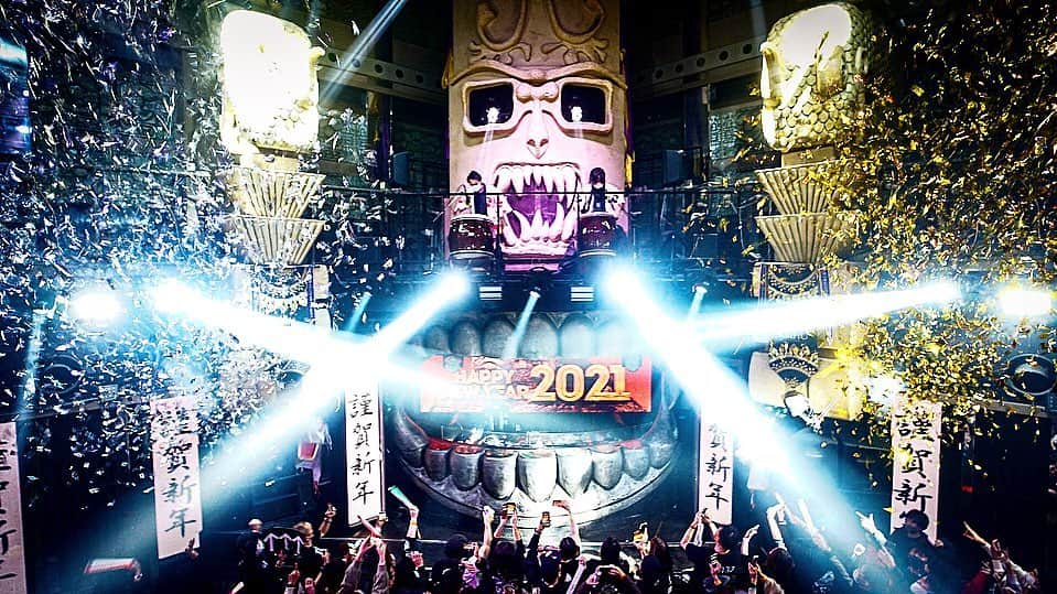 DAISHI DANCEさんのインスタグラム写真 - (DAISHI DANCEInstagram)「2020.12.31→2021.1.1. #COUNTDOWN @kingxmhu #KINGXMHU #キングムー #DJ #DAISHIDANCE  和太鼓と獅子舞を取り入れて日本らしい和の #カウントダウン 演出をプロデュースさせて頂きました⛩ 今年の春にKINGXMHUでチーム組んで配信でガチ勢が増加してくれて、リアル現場でも最前列で盛り上げてくれて(本当DJやりやすかった‼︎)、最高の流れで2021年を迎えられました👁  現地組も配信組も参加してくれた皆様ありがとうございました↑↑↑ お陰様で楽しすぎる夜になりました🎍  昨夜のYouTubeこれから見ます📡 年末モードスパチャ祭もありがとうございました‼︎‼︎」1月1日 18時26分 - daishidance666