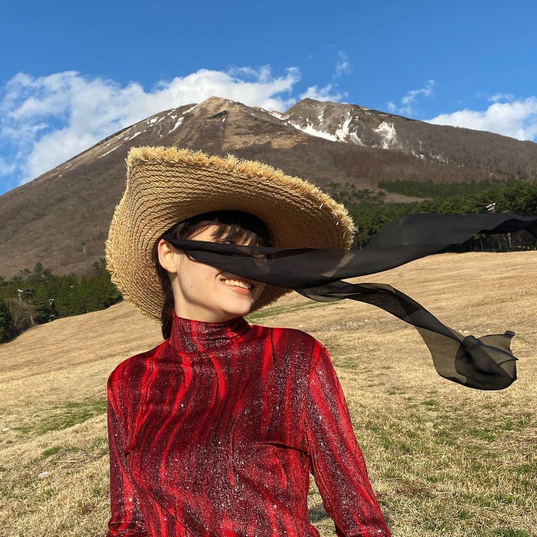 エイミーのインスタグラム：「明けましておめでとうございます🎍 今年もよろしくお願いします🐄  HAPPY NEW YEAR💫 May 2021 be a much much better year for all of us!」