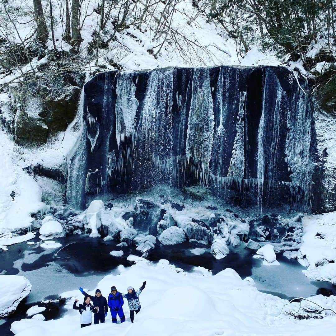HiRAO INCのインスタグラム：「. Snow Hyke スノーハイク  安達太良山系船明神山に源をもつ不動川にかかる雪化粧の美しい達沢不動の滝へ。 川の水が凍る程夜に冷え込んだ為、滝も一部凍っていました。  この滝元には不動尊が祀られている浄化力の強い、清らかな場所  この土地は古くから山岳信仰が盛んだったため、多くの修験者が達沢不動滝で身を清めていたそう  ずーっといれる。 澄んだ土地 夏も良いかと思うけど 無音の世界に雪を踏む音が響く 真っ白の世界は格別でオススメ  @numajiri_lodge  @nowhere_numajiri  @okatoyama_works」
