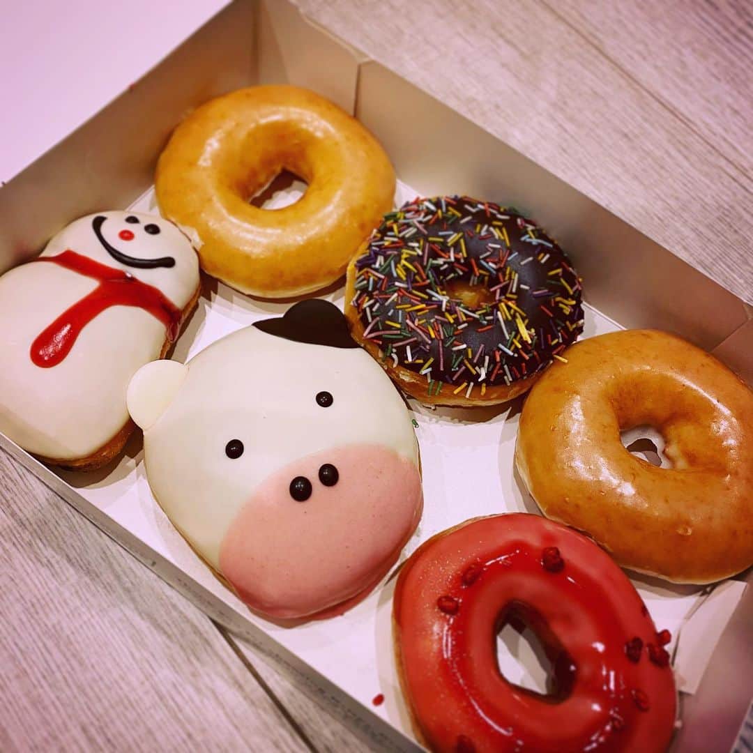 根岸愛さんのインスタグラム写真 - (根岸愛Instagram)「🎍⛩🎍 あけましておめでとう🐮 今年は丑年🐄🐮🐄 クリスピーで干支ドーナツ🍩 一目惚れで買ったのです🥰 #doughnut #sweets #cow #crispycreamdoughnut #ドーナツ #牛 #うし #丑年 #干支スイーツ2021」1月1日 18時23分 - negishiai927