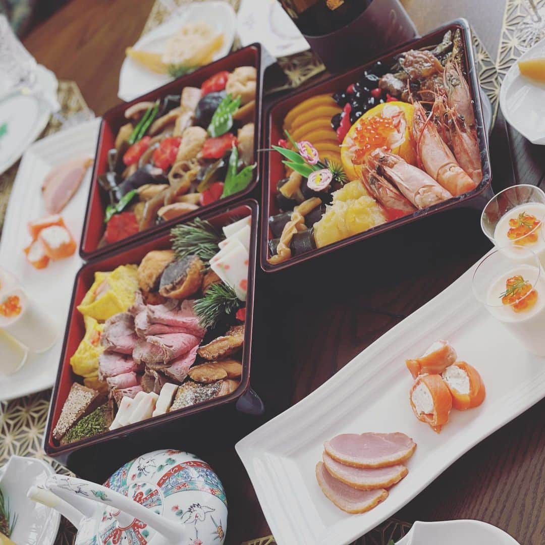 のインスタグラム：「. あけましておめでとうございます🎍⛩  2020年沢山の方に出会えて沢山支えてもらって本当に感謝しかない1年でした✨ いつもありがとう💓  *.゜  2021年は更なる飛躍の年にしたいと思います🐄💓 今年も頭悪くてガサツな天保山をよろしくお願いします🙏🏻 今年も沢山みんなとお話ししたいよぉぉ❣️  *.゜  母親が作ったおせちなんだけど、 当たり前に食べすぎた🐮 年末年始のダイエットどうすればいいん？🤔  あっ、腹筋頑張ります🤪  . #あけましておめでとうございます #2021 #おせち料理 #おせち #手作り #今年もよろしくお願いします」